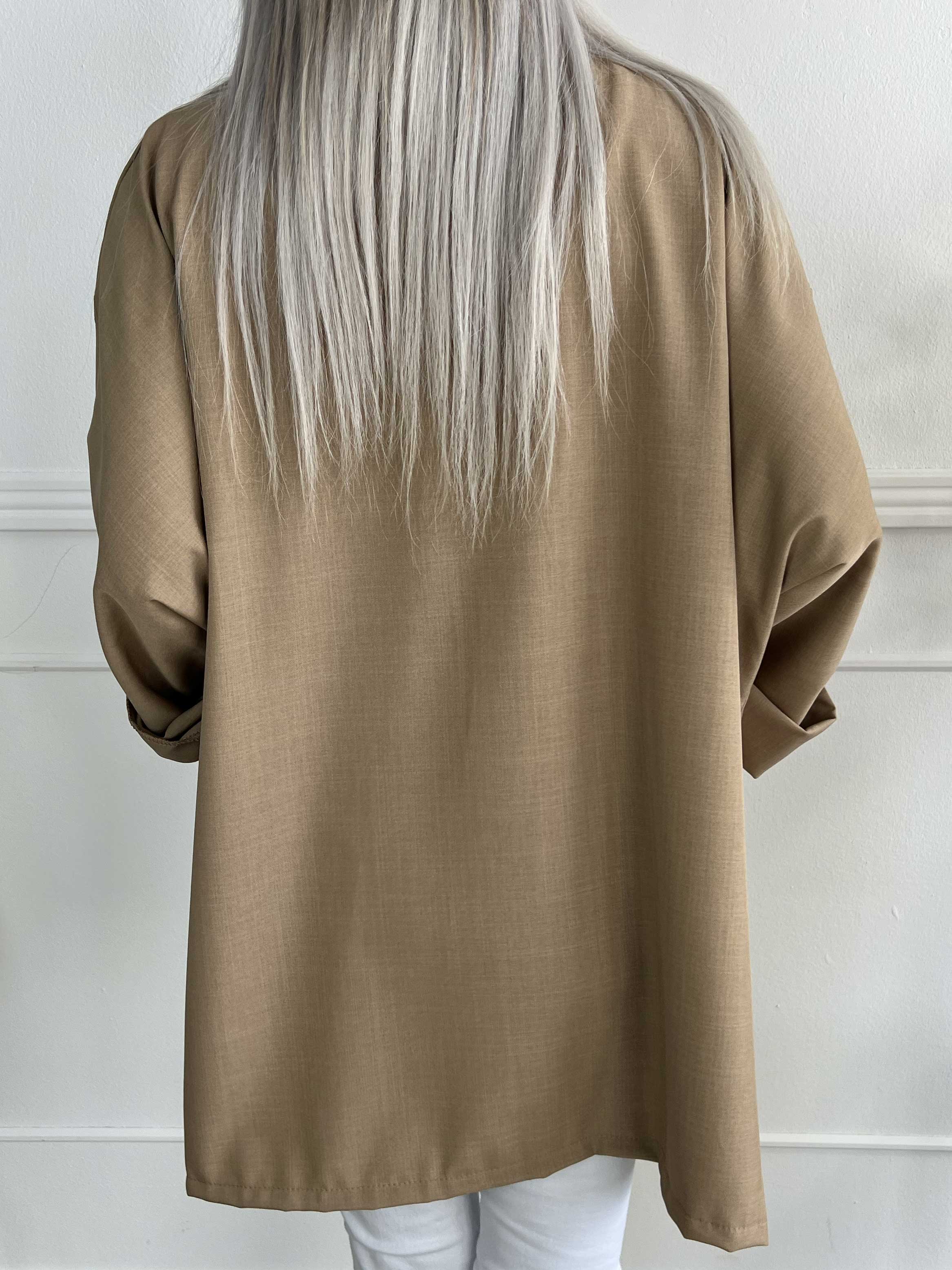 Annah Light Short - Oversized jacka med tydliga sömmar och fickor